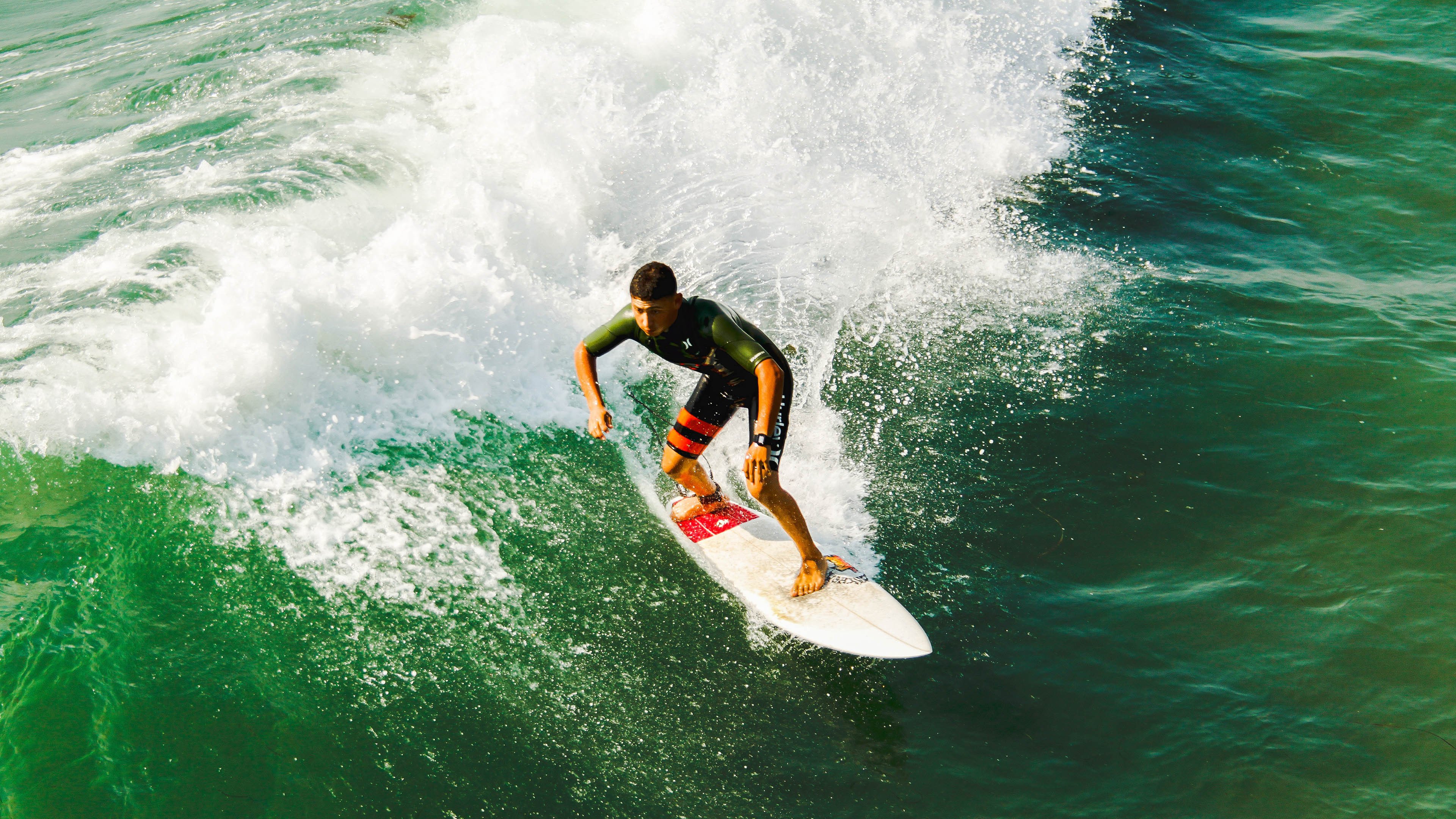 “青少年运动员接受专业体能训练，提升整体素质”，青少年体育运动员